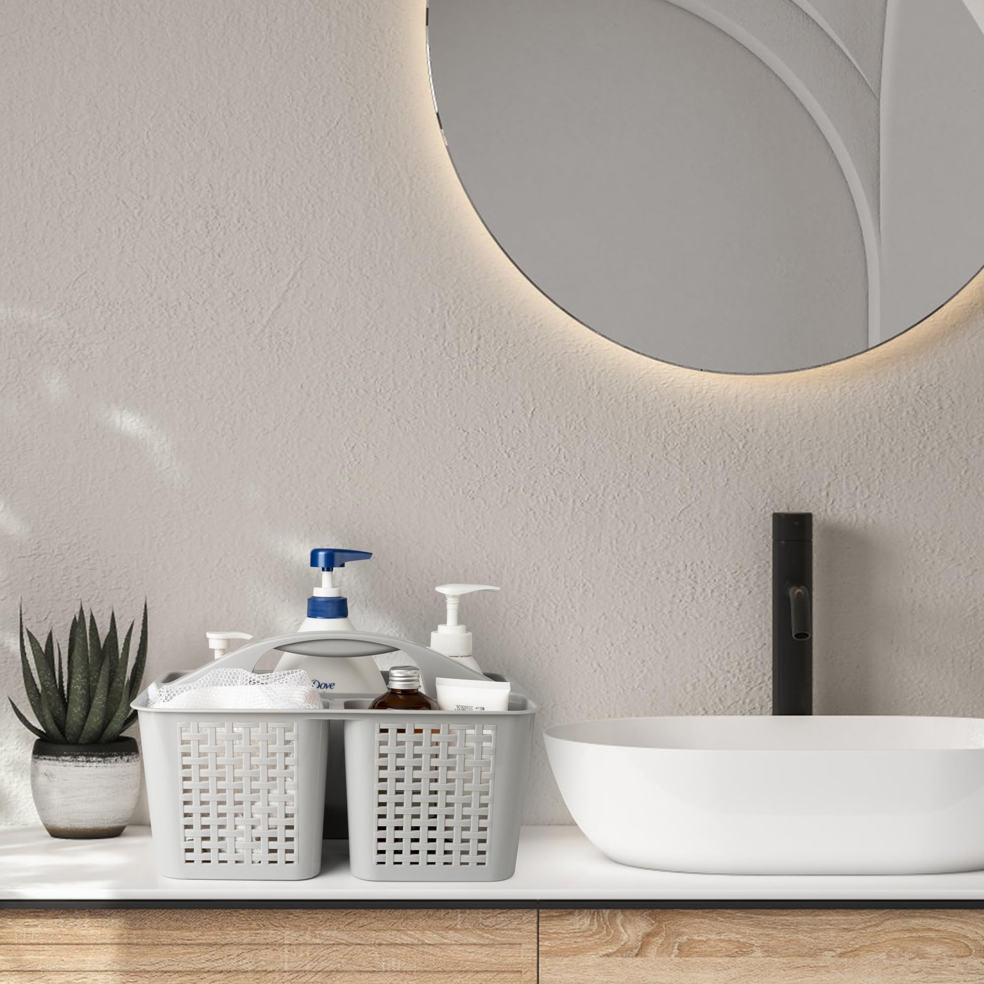 Tiawudi caddy en estante ordenando productos de baño