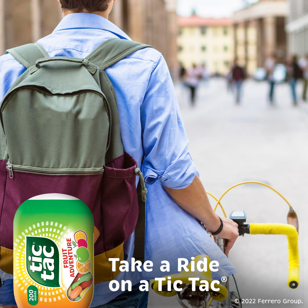 Tic Tac envase en mano demostrando tamaño compacto para llevar