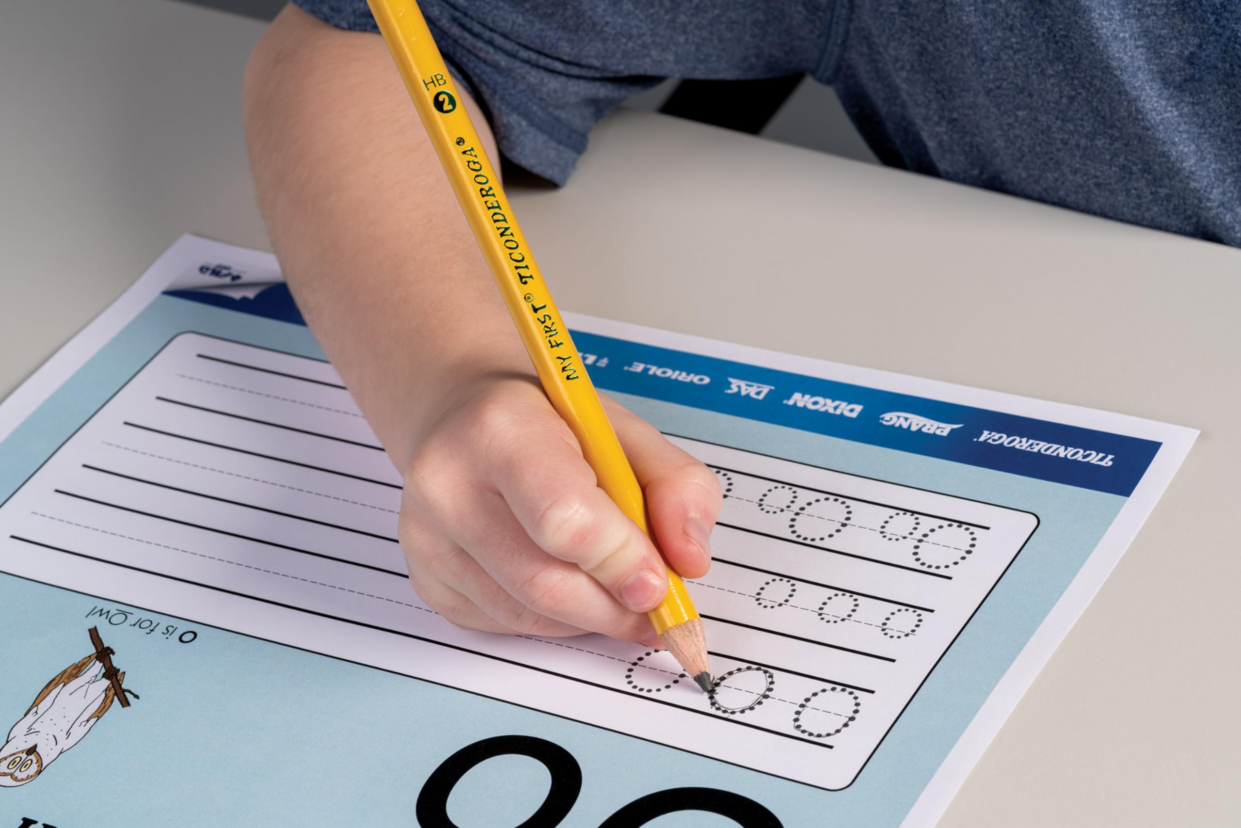 Ticonderoga comparación de tamaño con mano adulta y mano infantil útil para elegir