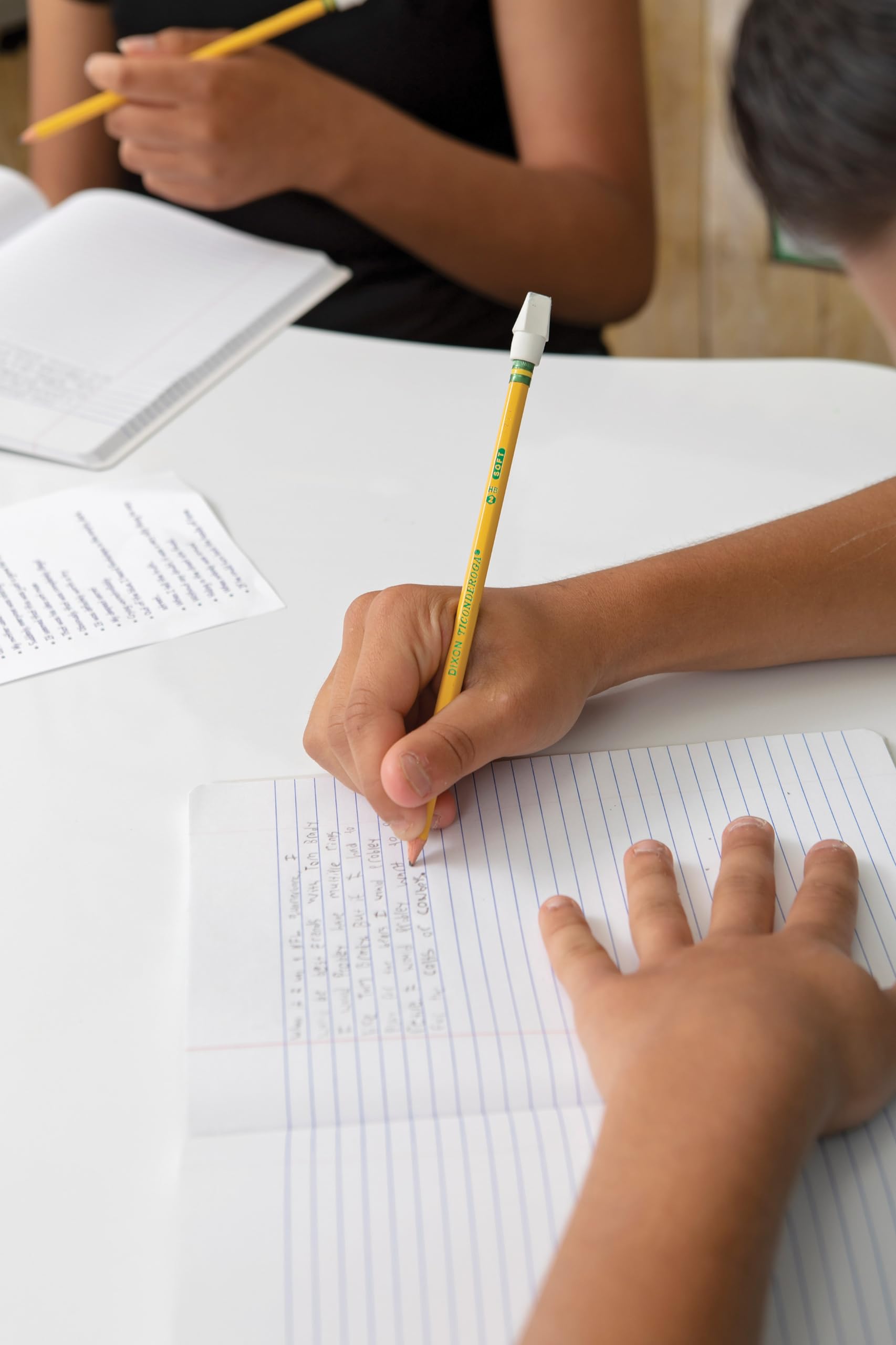 Ticonderoga lápices en entorno de clase favoreciendo organización