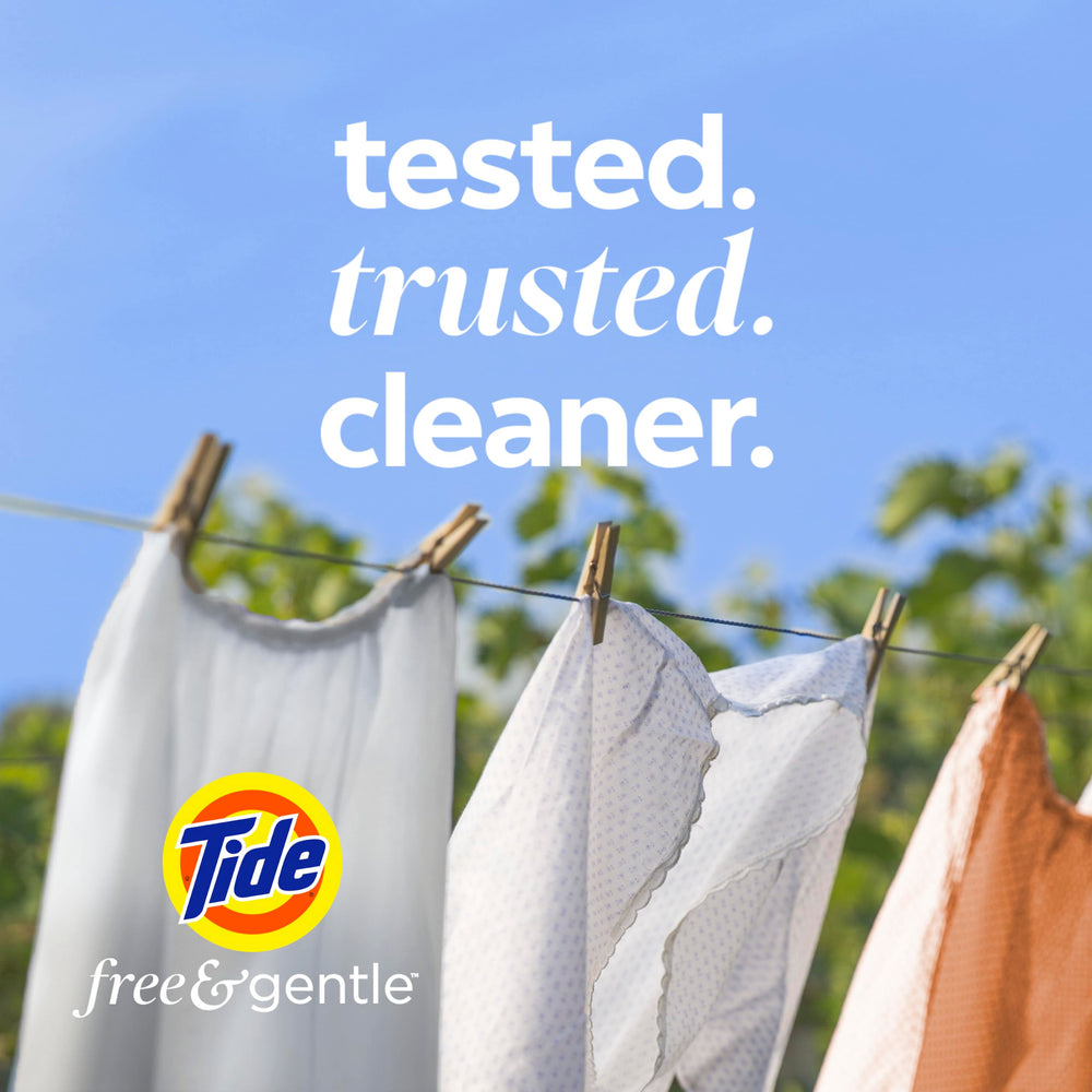 Tide persona sosteniendo la botella, manejo cómodo y ergonómico