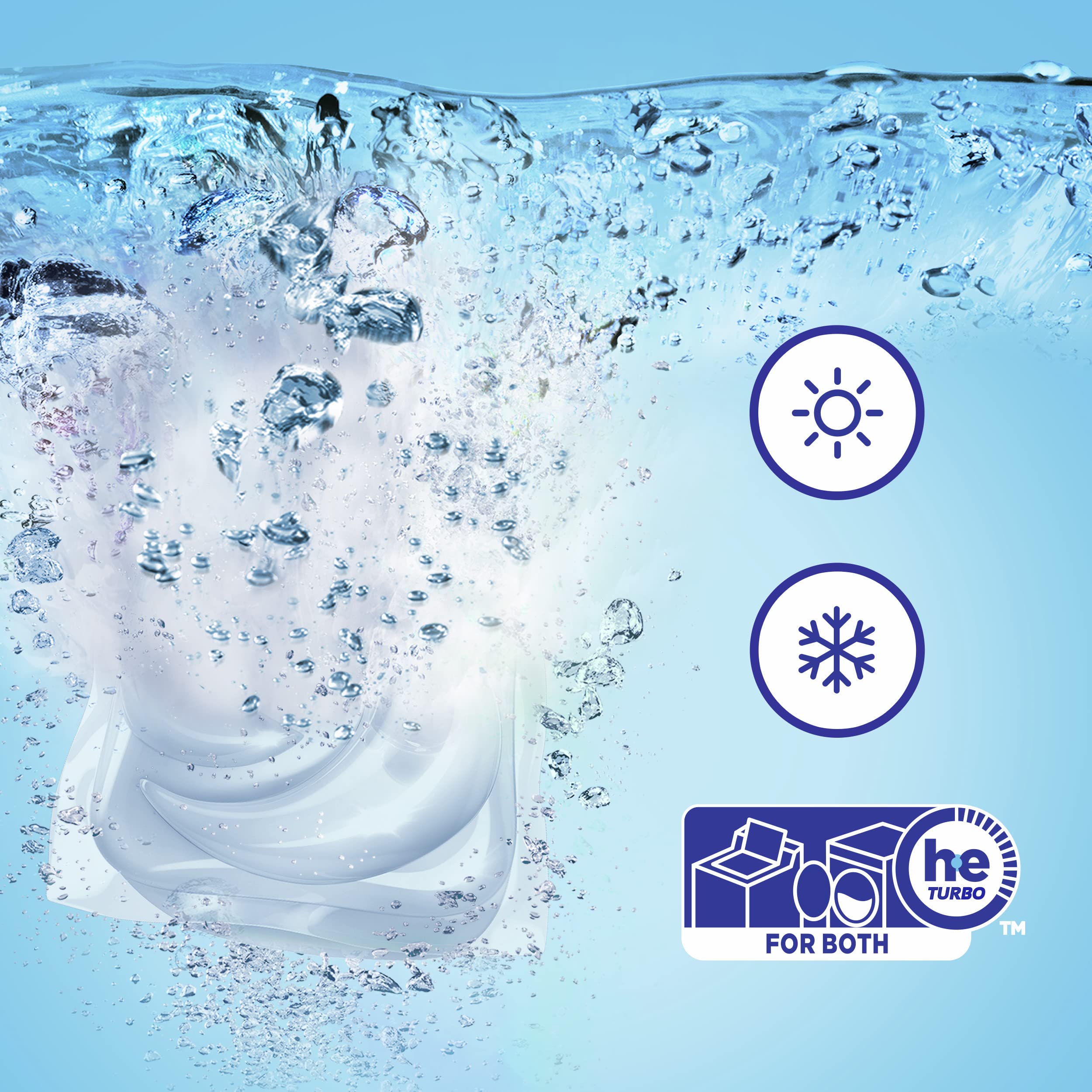 Cápsula Tide PODS comparada con mano para ilustrar tamaño y conveniencia