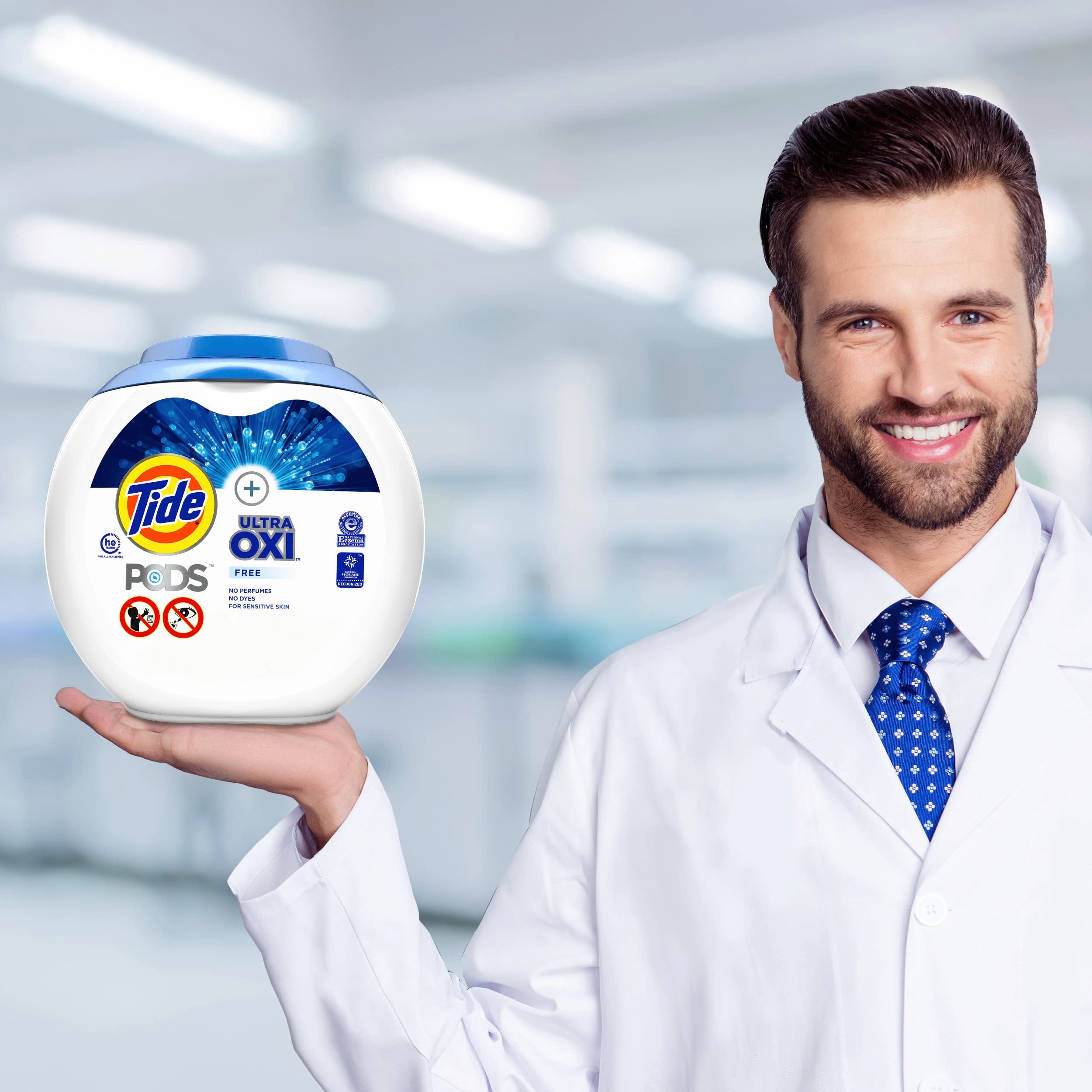 Escena familiar usando Tide PODS para ropa diaria y cuidado delicado