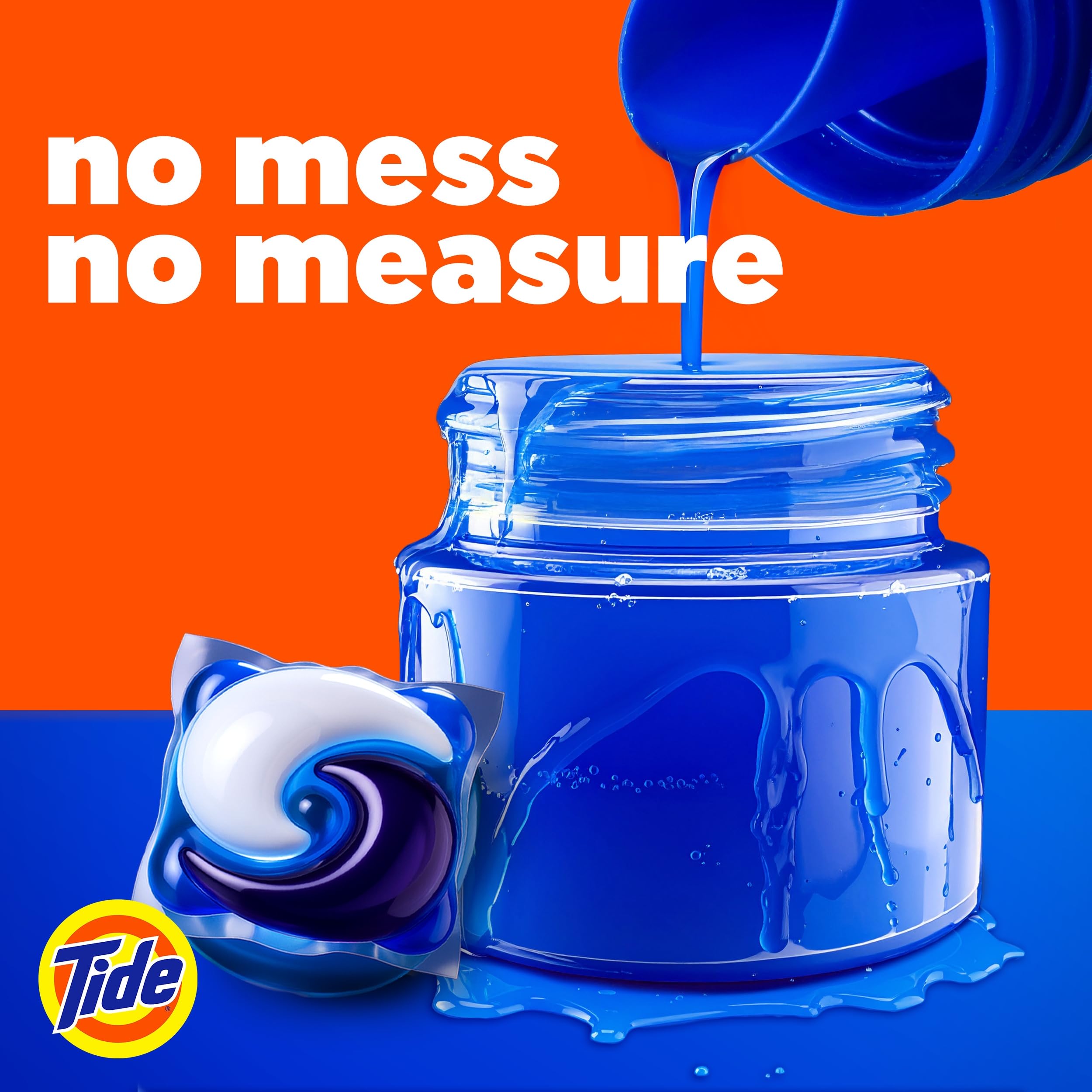 Tide cápsula colocada en tambor de lavadora demostrando uso