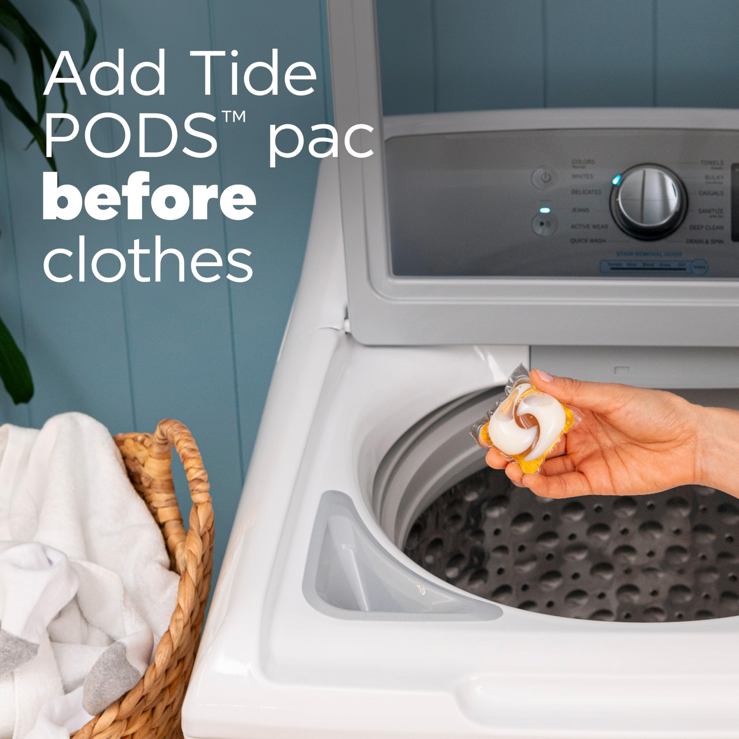 Tide cápsulas entrando en lavadora frontal ilustrando uso correcto
