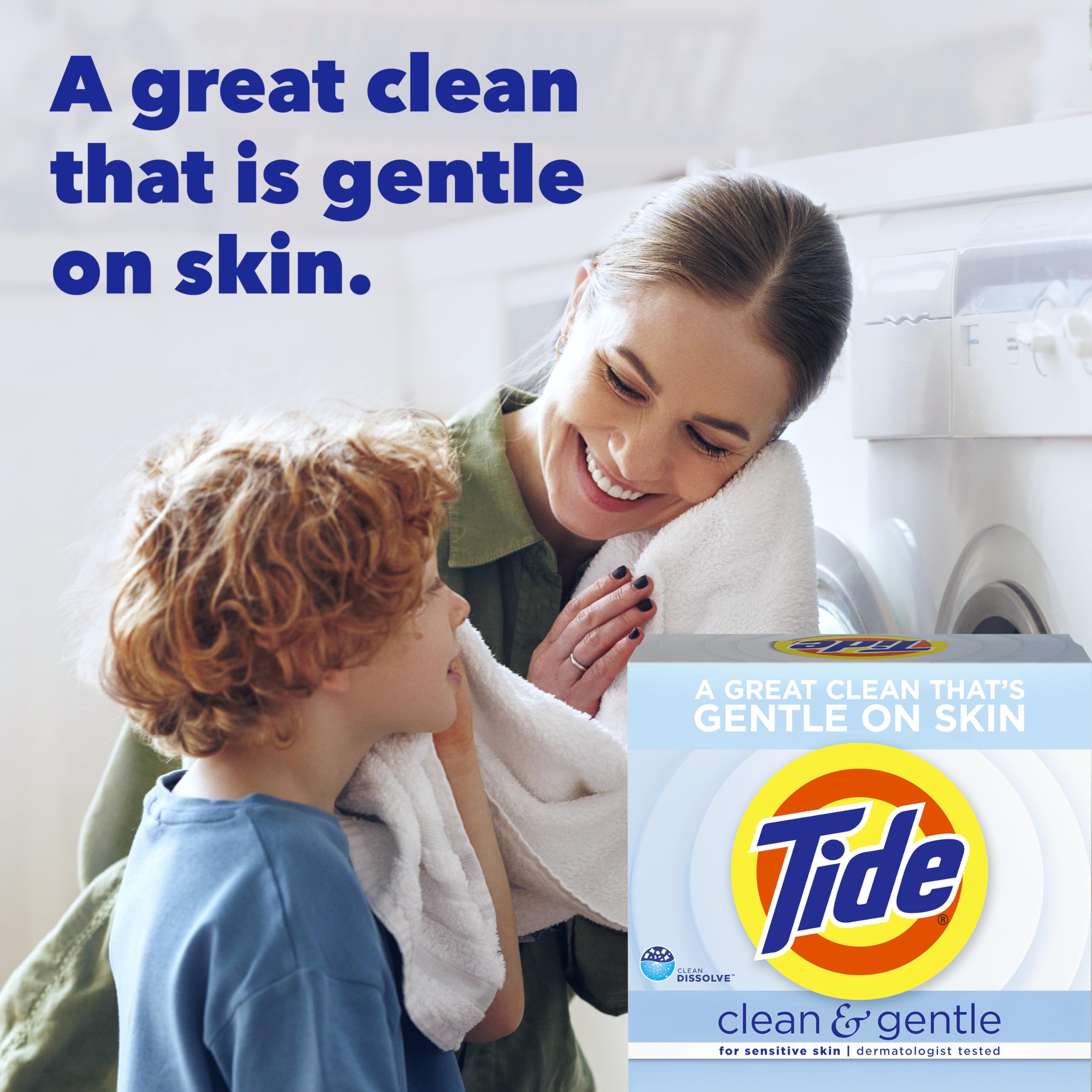 Cerca de la textura del polvo Tide mostrando su finura y fácil disolución
