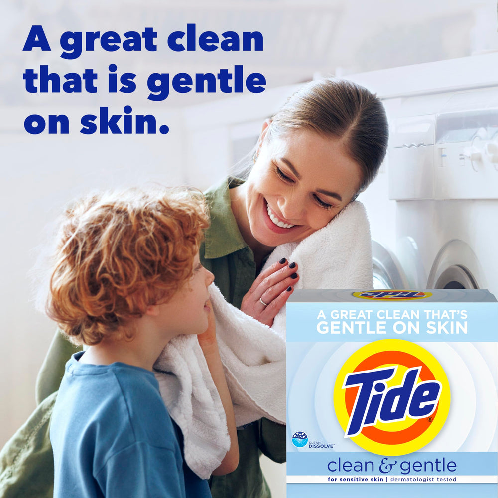 Cerca de la textura del polvo Tide mostrando su finura y fácil disolución