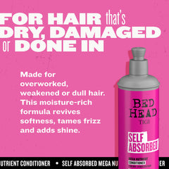 TIGI Bed Head aplicando acondicionador en medios y puntas para suavizar