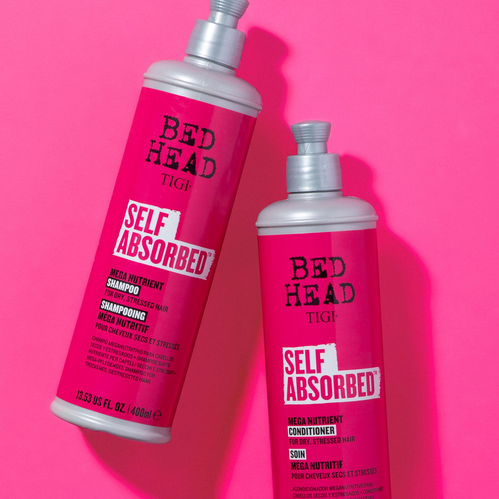 TIGI Bed Head champú en cabello húmedo demostrando uso y limpieza efectiva