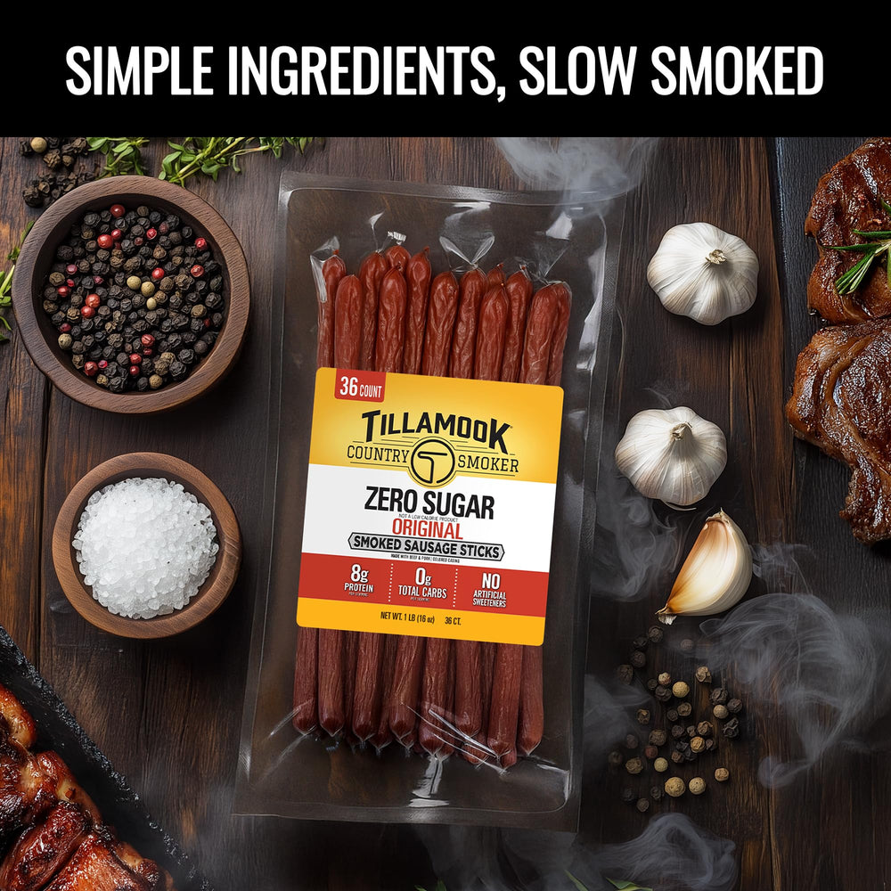 TILLAMOOK COUNTRY SMOKER palito en mano para comparar tamaño y portabilidad