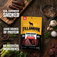 Tillamook Country Smoker tiras en mano para mostrar tamaño y porción portátil