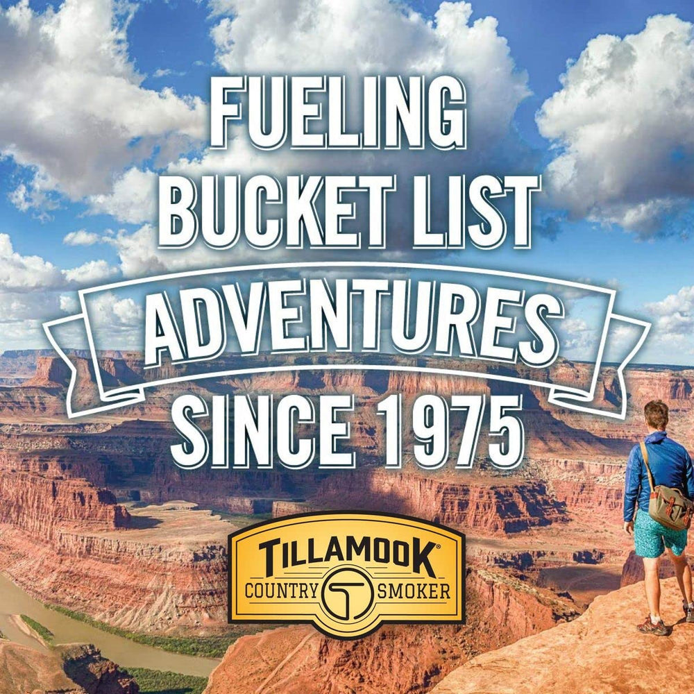 Tillamook Country Smoker jerky en mochila durante excursión aportando proteína