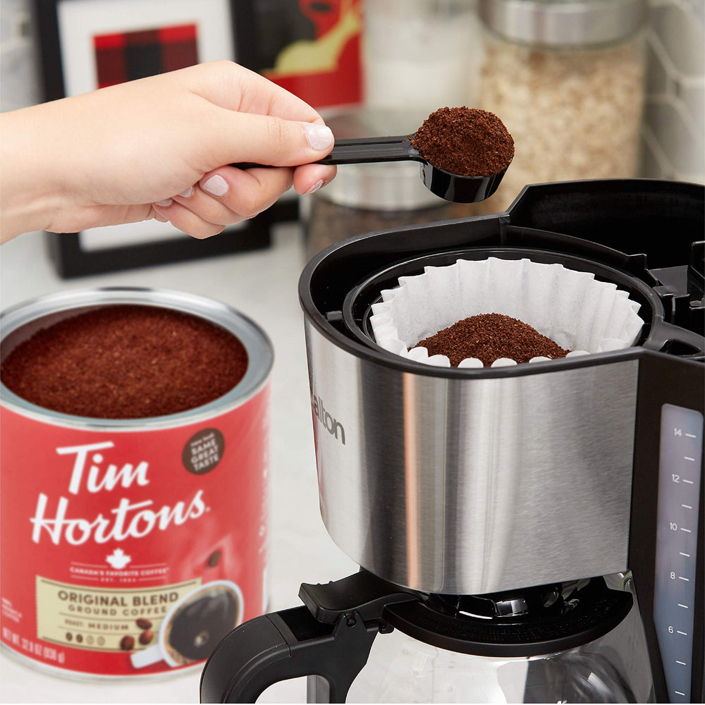 Tim Hortons bote junto a objetos para comparar tamaño y cantidad 48 oz