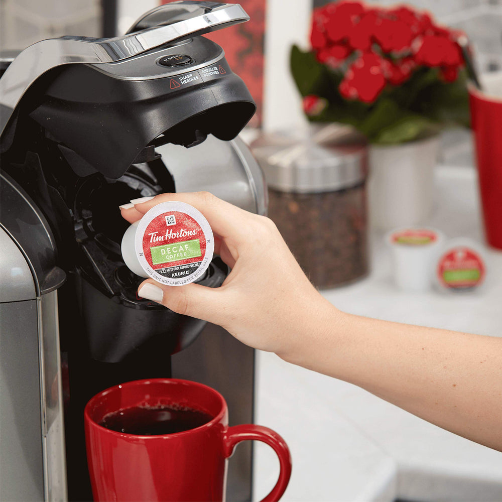 Comparación de tamaño Tim Hortons K-Cup frente a una taza estándar práctica