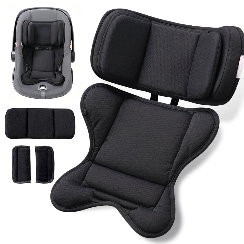 TinlyFinly inserto frontal en silla de auto mostrando ajuste seguro y confort