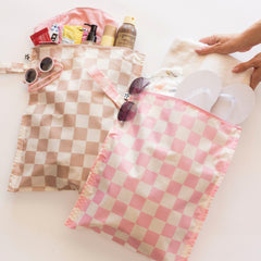 Tiny Twinkle primer plano de costuras selladas y tejido impermeable, seguridad y limpieza fácil