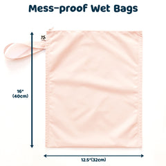 Tiny Twinkle bolsa en uso con traje de baño húmedo dentro, mantiene seco el resto del bolso