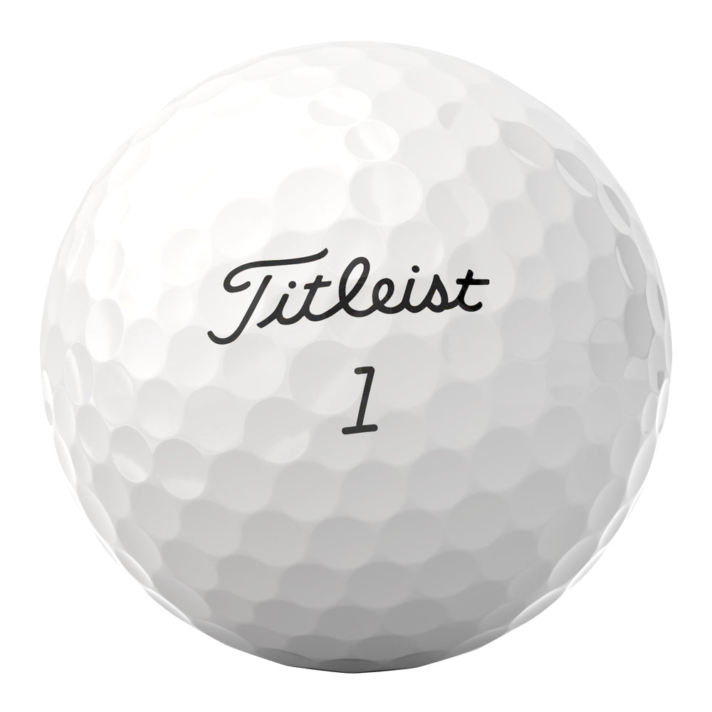 Titleist Pro V1 en mano para comparar tamaño, beneficio proporcionalidad y sensación