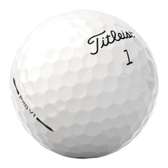 Titleist Pro V1 en vuelo tras drive, beneficio trayectoria estable y distancia
