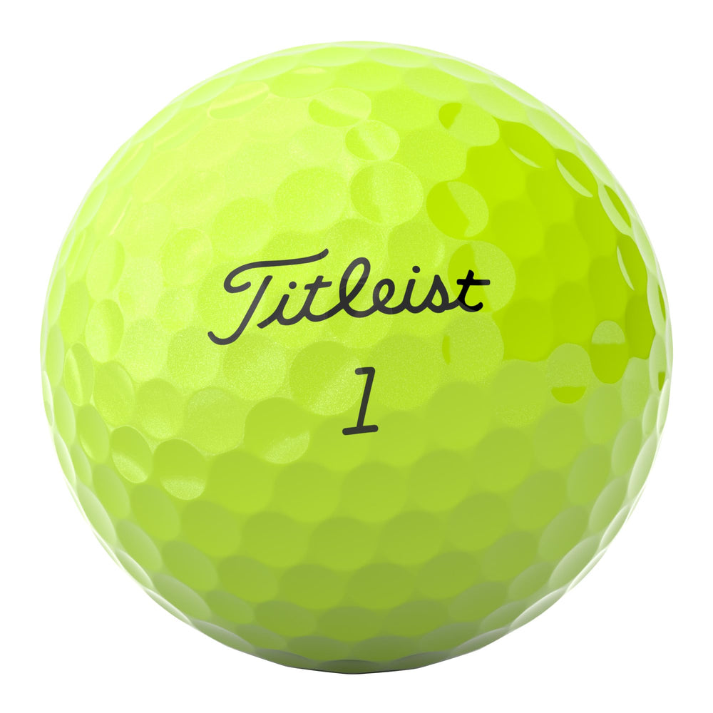Titleist Pro V1 Yellow en golpe de approach demostrando control cerca del green