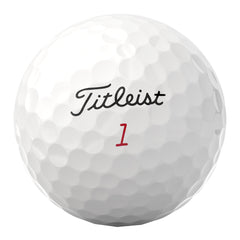 Titleist Pro V1x bola en vuelo tras un golpe largo mostrando distancia