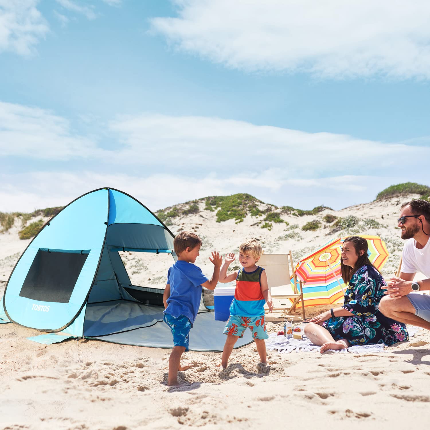 TOBTOS carpa instalada en la playa en contexto familiar y relajación