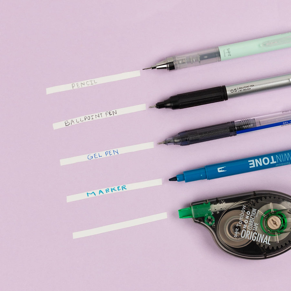 Tombow MONO aplicador en uso sobre documento, correcciones rápidas