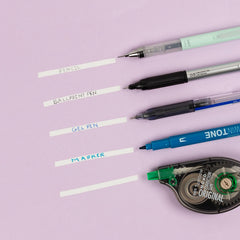 Tombow MONO aplicador en uso sobre documento, correcciones rápidas