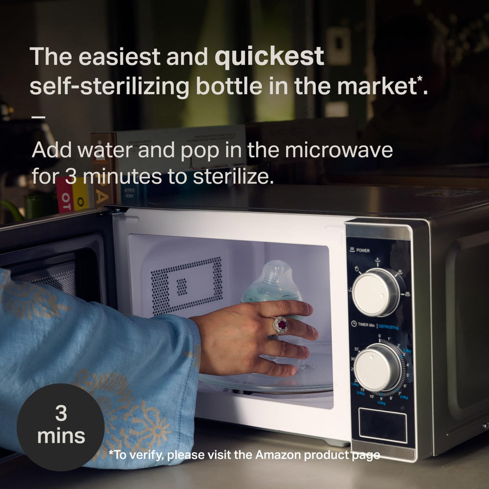 Tommee Tippee biberón junto a una mano mostrando tamaño y escala