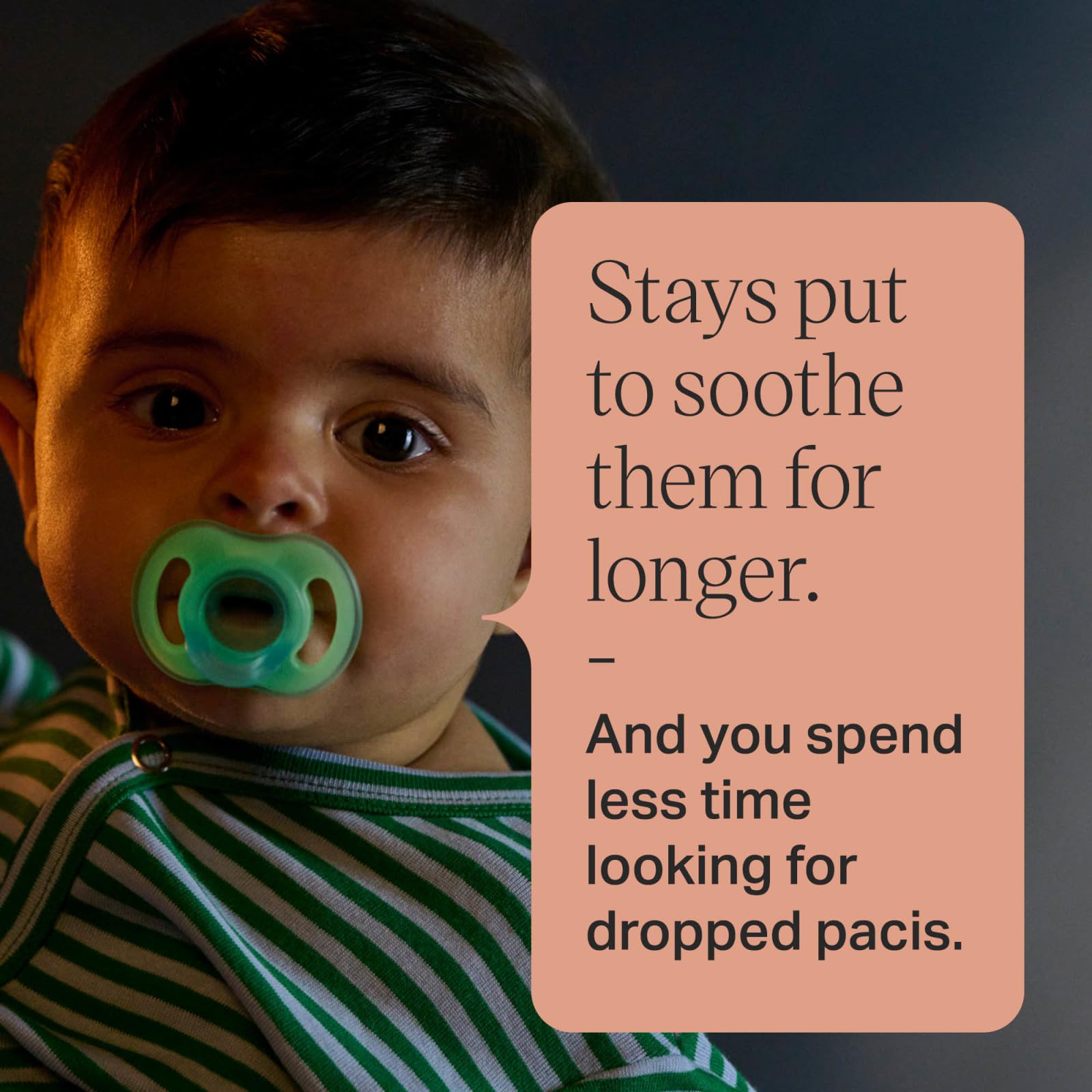 Tommee Tippee comparación de tamaño con mano adulta, escala realista