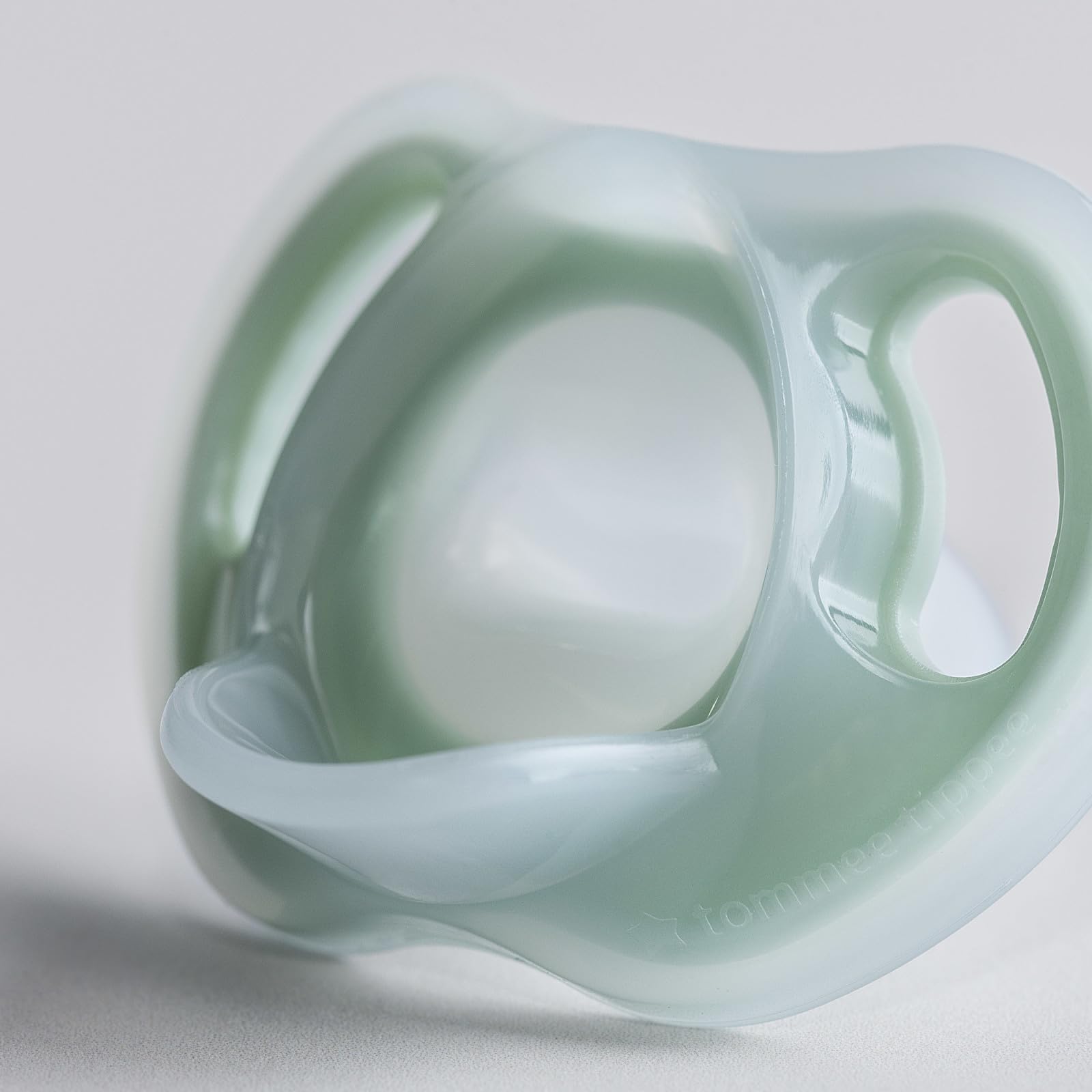 Tommee Tippee chupete en uso con bebé dormido demostrando calma