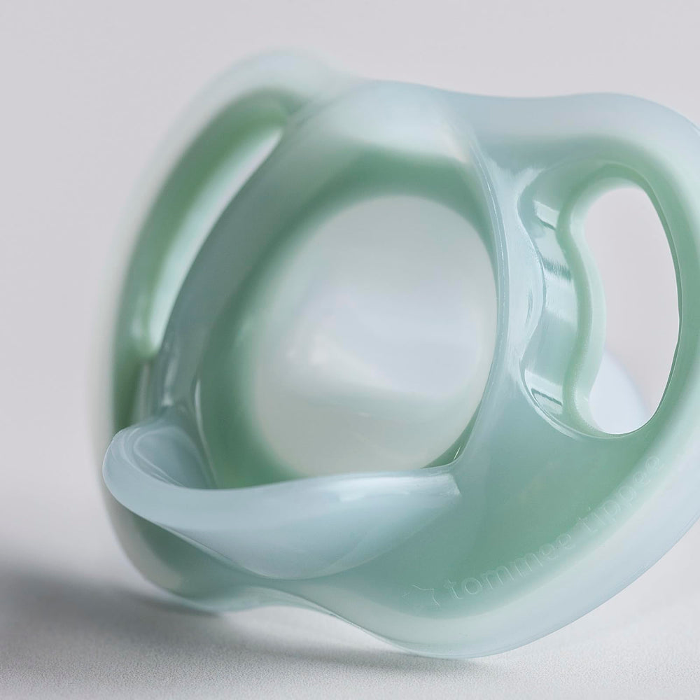 Tommee Tippee chupete en uso con bebé dormido demostrando calma
