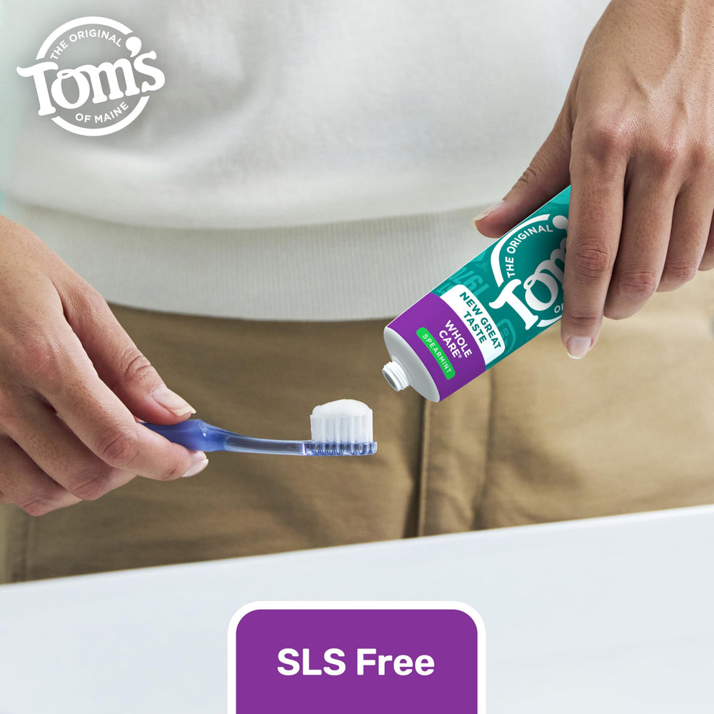 Tom's of Maine tubo en mano para comparar tamaño y mostrar control del producto