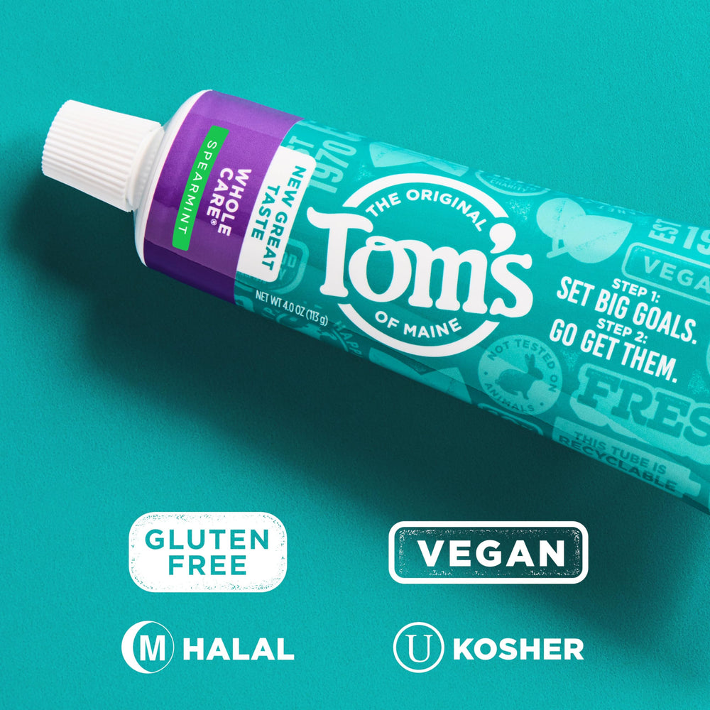 Tom's of Maine ingredientes naturales en mesa subrayando origen responsable