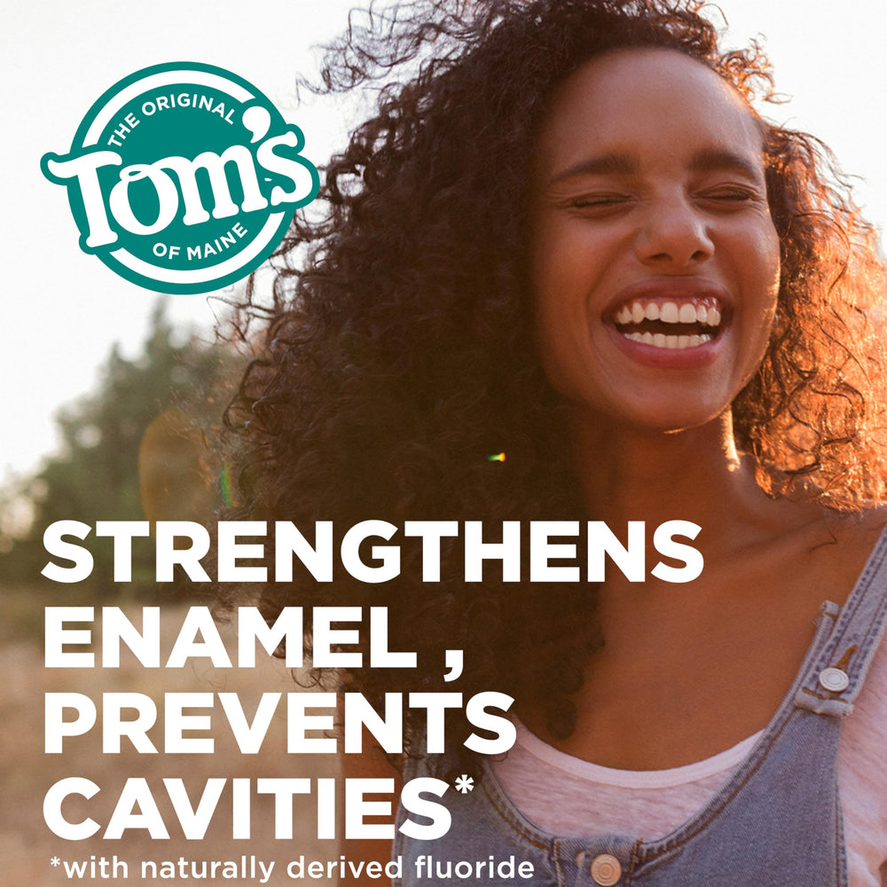 Tom's of Maine tubo en mano para comparar tamaño y volumen práctico