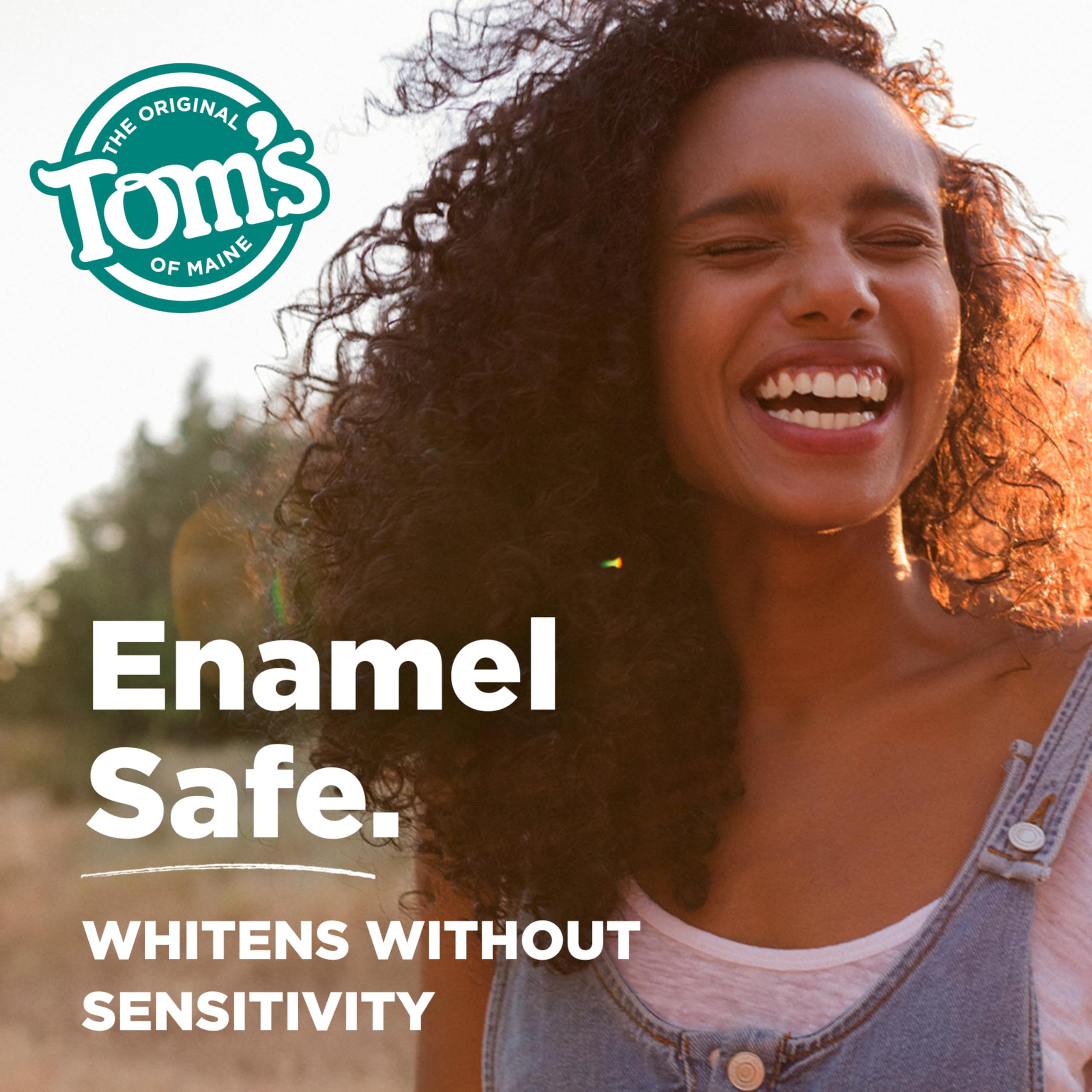 Tom's of Maine tubo sostenido en mano para mostrar tamaño y facilidad de uso