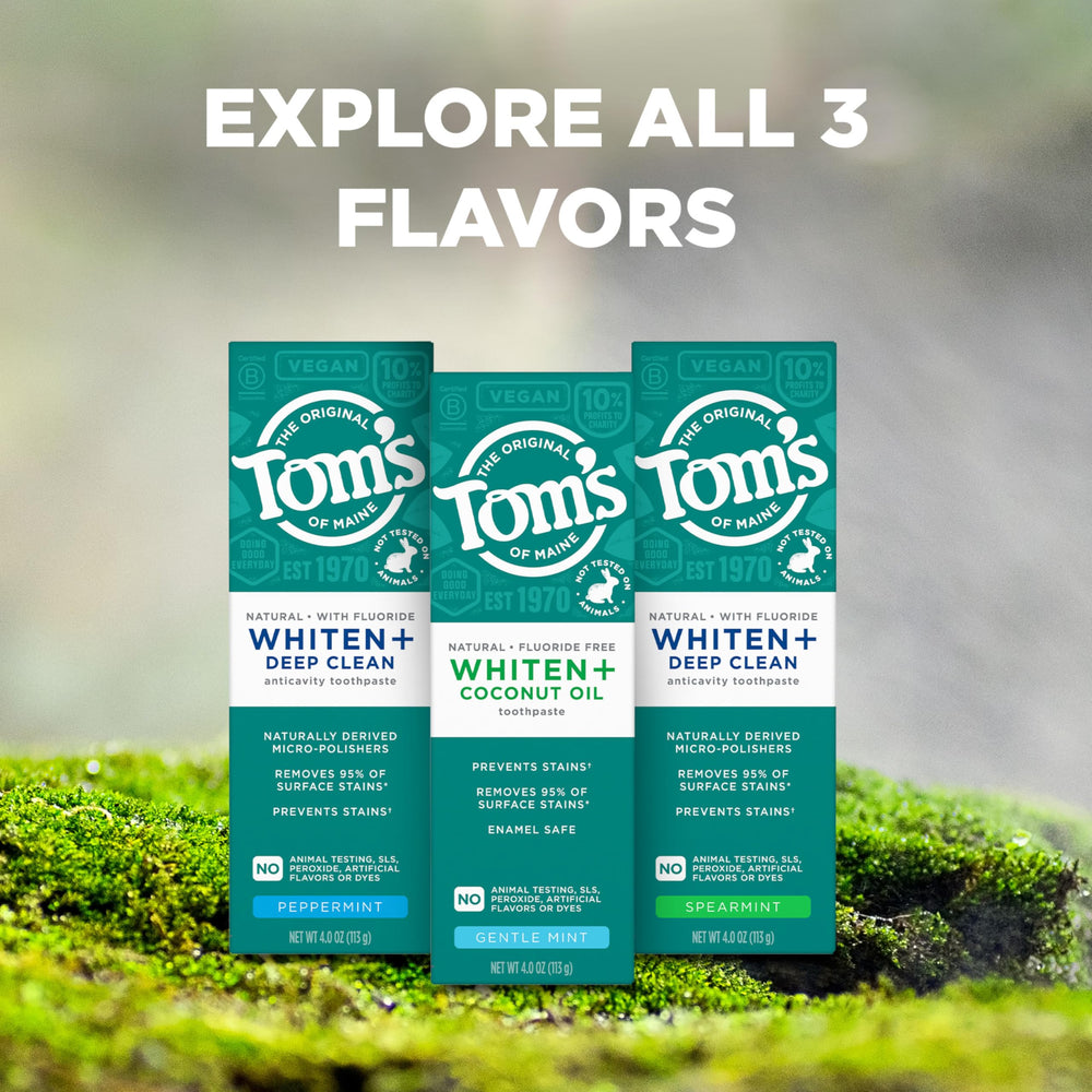 Tom's of Maine tubos colocados en un baño moderno para contexto de rutina diaria