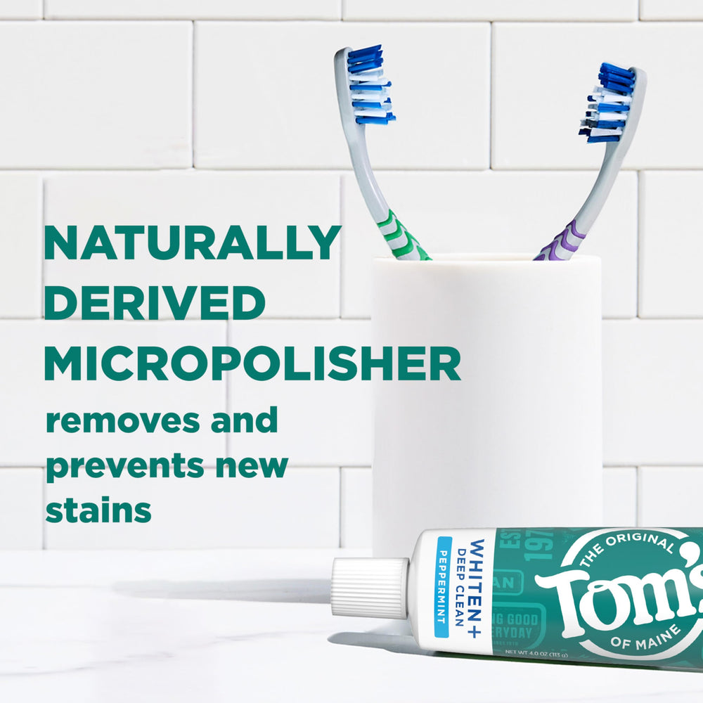Tom's of Maine persona cepillando mostrando sonrisa más brillante sin sensibilidad