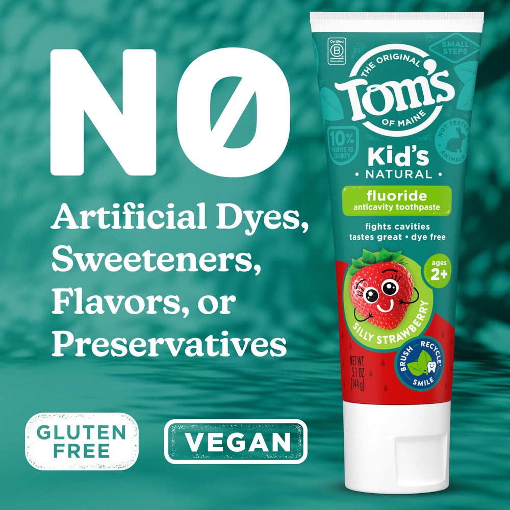 Tom's of Maine niño cepillando con ayuda fomenta el hábito saludable