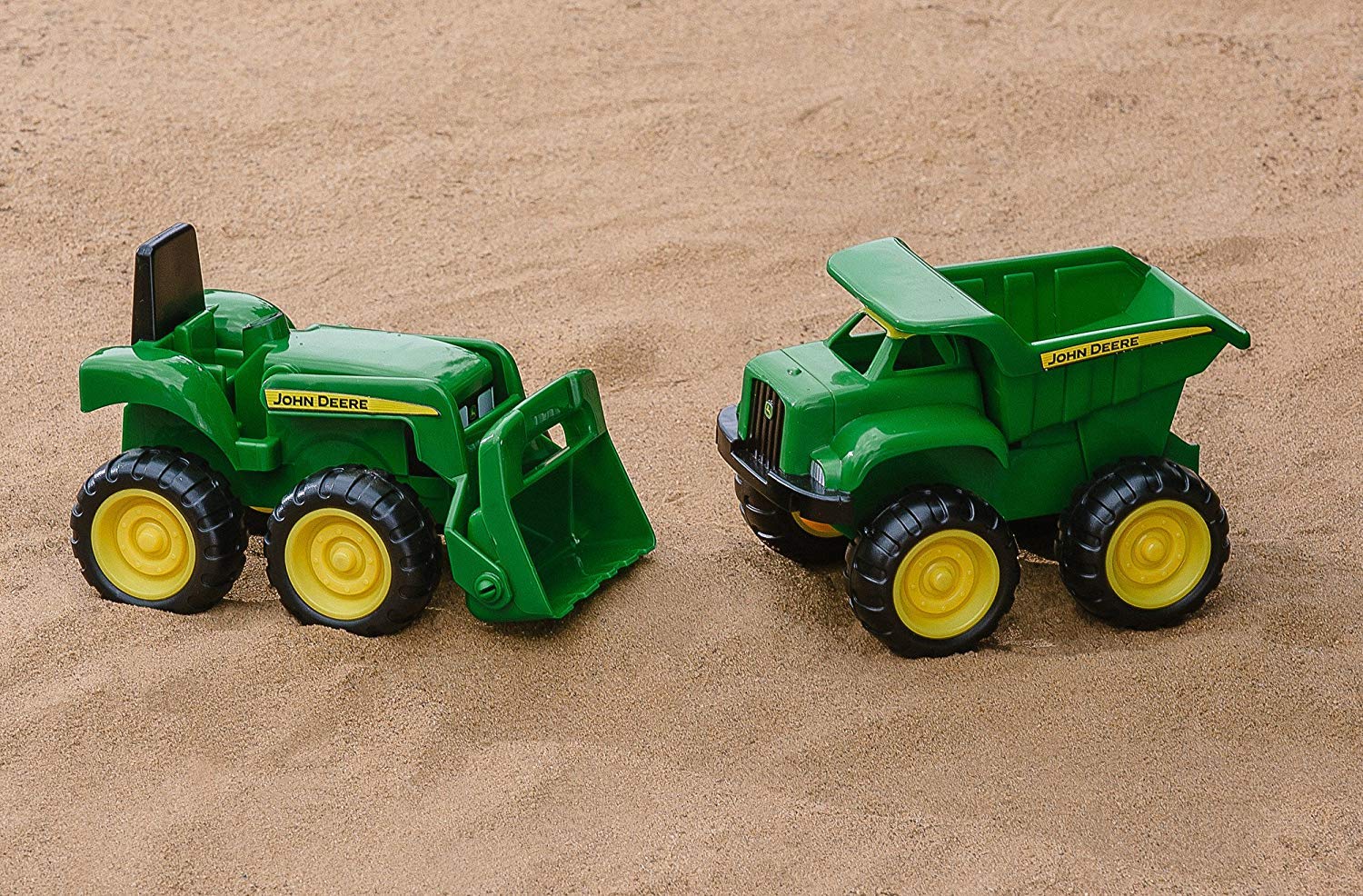 TOMY John Deere comparación de escala con una mano, tamaño ideal para manos pequeñas