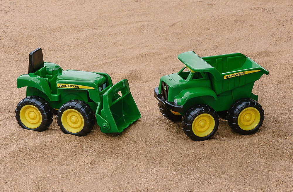 TOMY John Deere comparación de escala con una mano, tamaño ideal para manos pequeñas