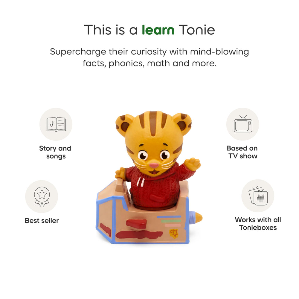 Tonies Daniel the Tiger junto a una mano para mostrar tamaño y facilidad de agarre