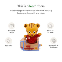 Tonies Daniel the Tiger junto a una mano para mostrar tamaño y facilidad de agarre
