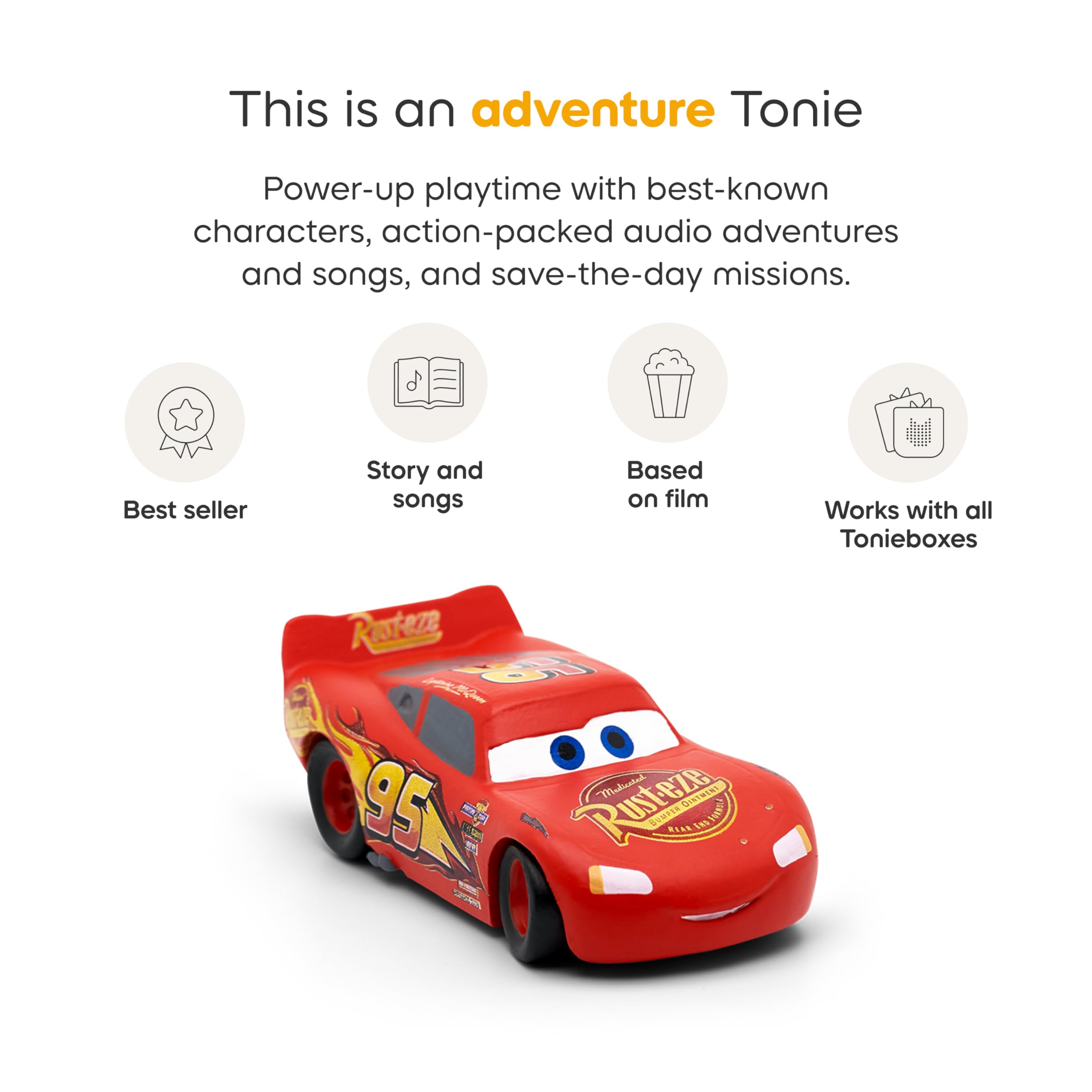 Tonies Lightning McQueen junto a manos infantiles para ver tamaño y manejo fácil