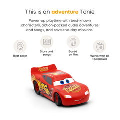 Tonies Lightning McQueen junto a manos infantiles para ver tamaño y manejo fácil