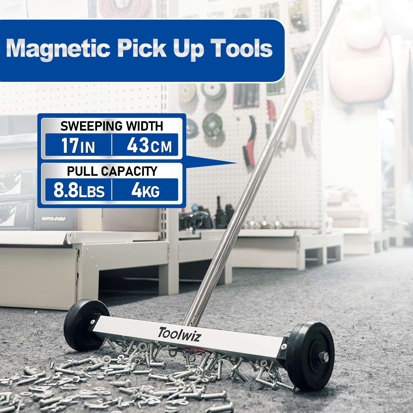 Toolwiz comparada con manos para mostrar tamaño compacto