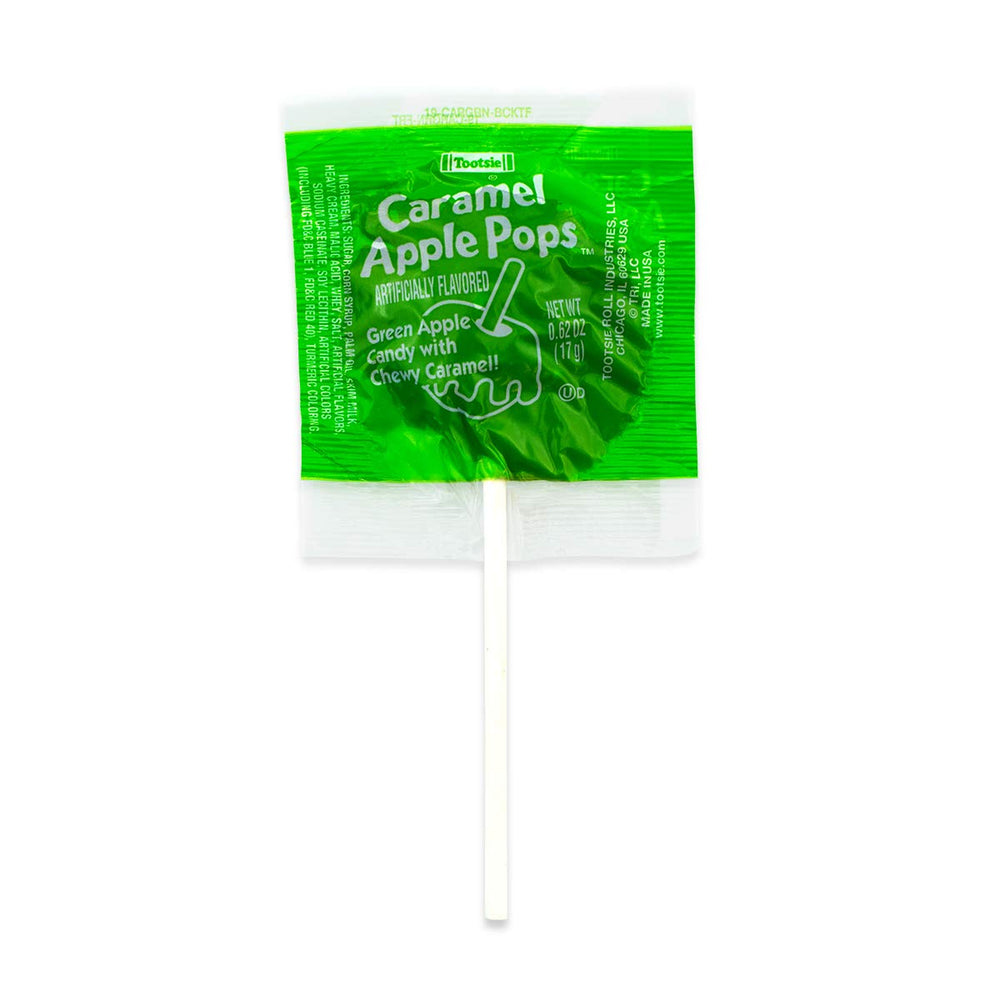 Tootsie Roll paleta sostenida en mano para comparar tamaño y uso