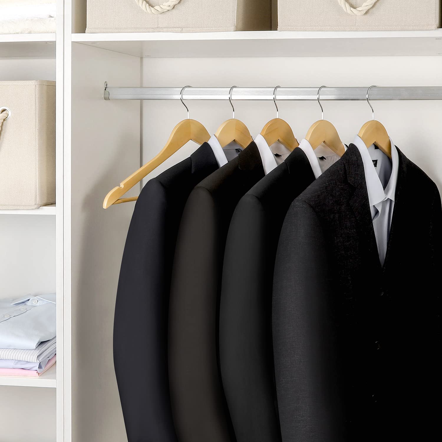 TOPIA HANGER comparación de tamaño con mano que demuestra medidas y ergonomía