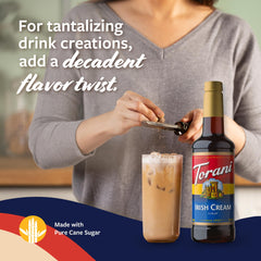 Torani jarabe vertido en un latte creando sabor cremoso y apariencia profesional