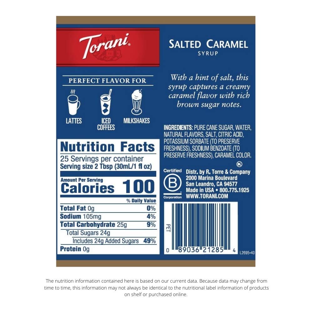 Torani Salted Caramel vertiéndose en un latte para mejorar sabor